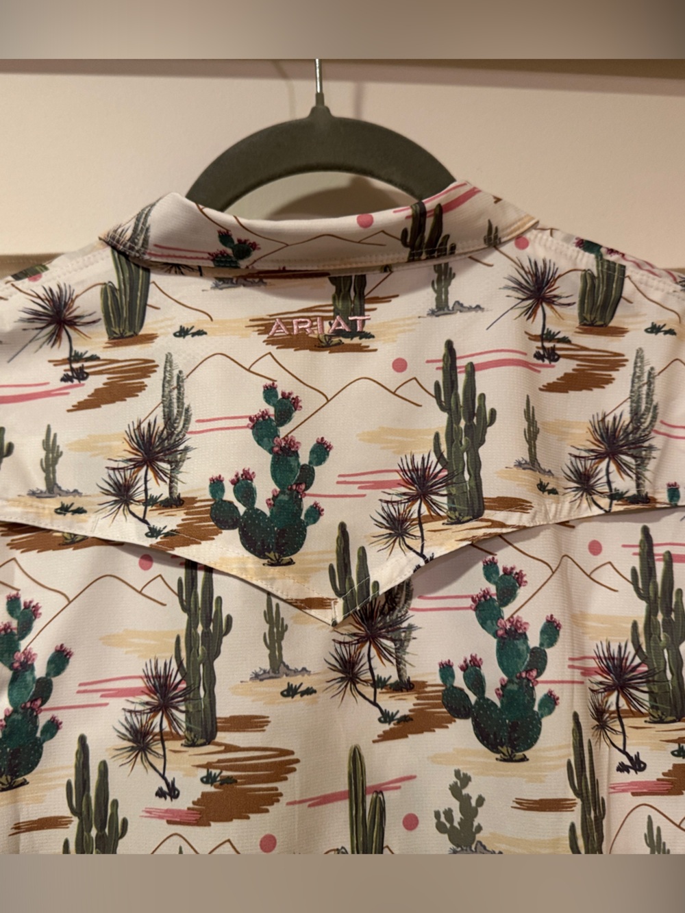 Ariat Women’s Button Down Ariat Tek Shirt in Cream with Green Cactus Print Sz S - Picture 5 of 6